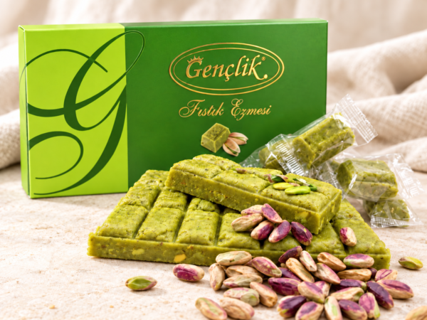 Gençlik kutusuyla Antep fıstıklı ezme dilimleri